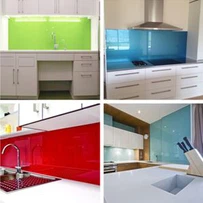 রান্নাঘর মধ্যে রঙিন গ্লাস স্প্ল্যাশব্যাক এবং Worktop